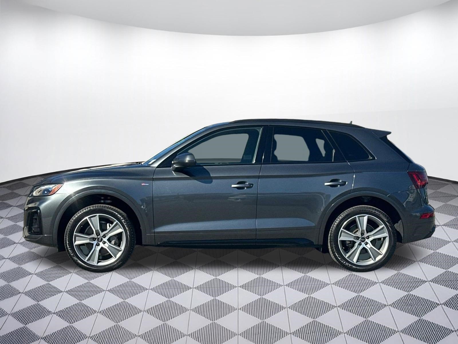 Used 2025 Audi Q5 2.0T Premium w/ Convenience Plus Package AWD/4WD image 2