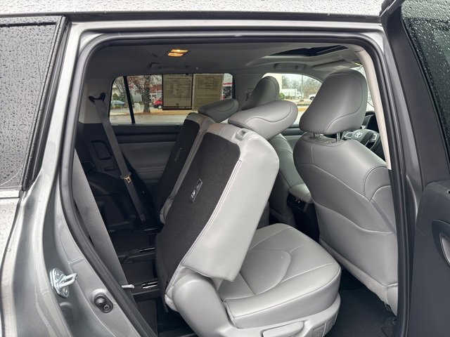Used 2025 Toyota Highlander XLE image 19