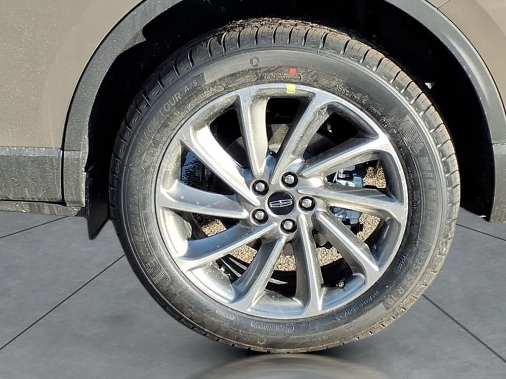 New 2026 Lincoln Corsair Premiere image 4