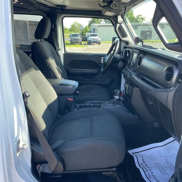 Used 2021 Jeep Gladiator Overland AWD/4WD image 11