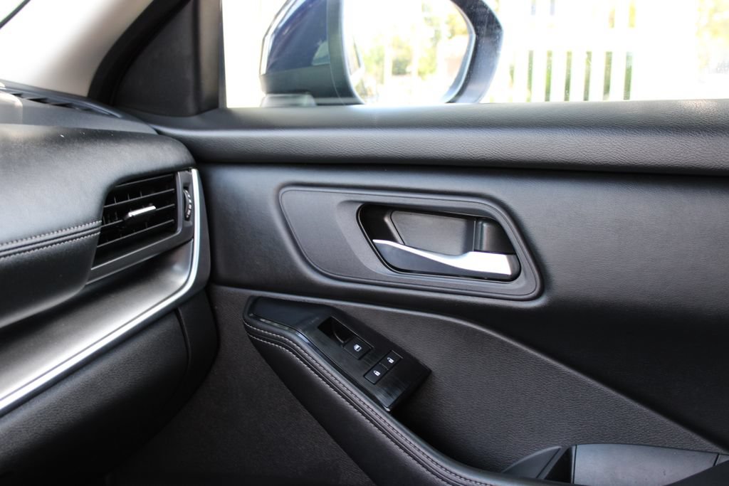 Used 2024 Nissan Rogue SV FWD image 18