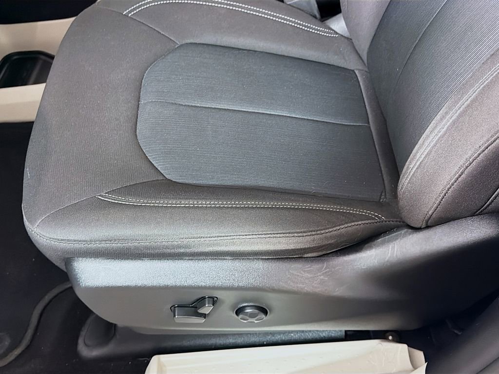 Used 2021 Chrysler Voyager LX image 21