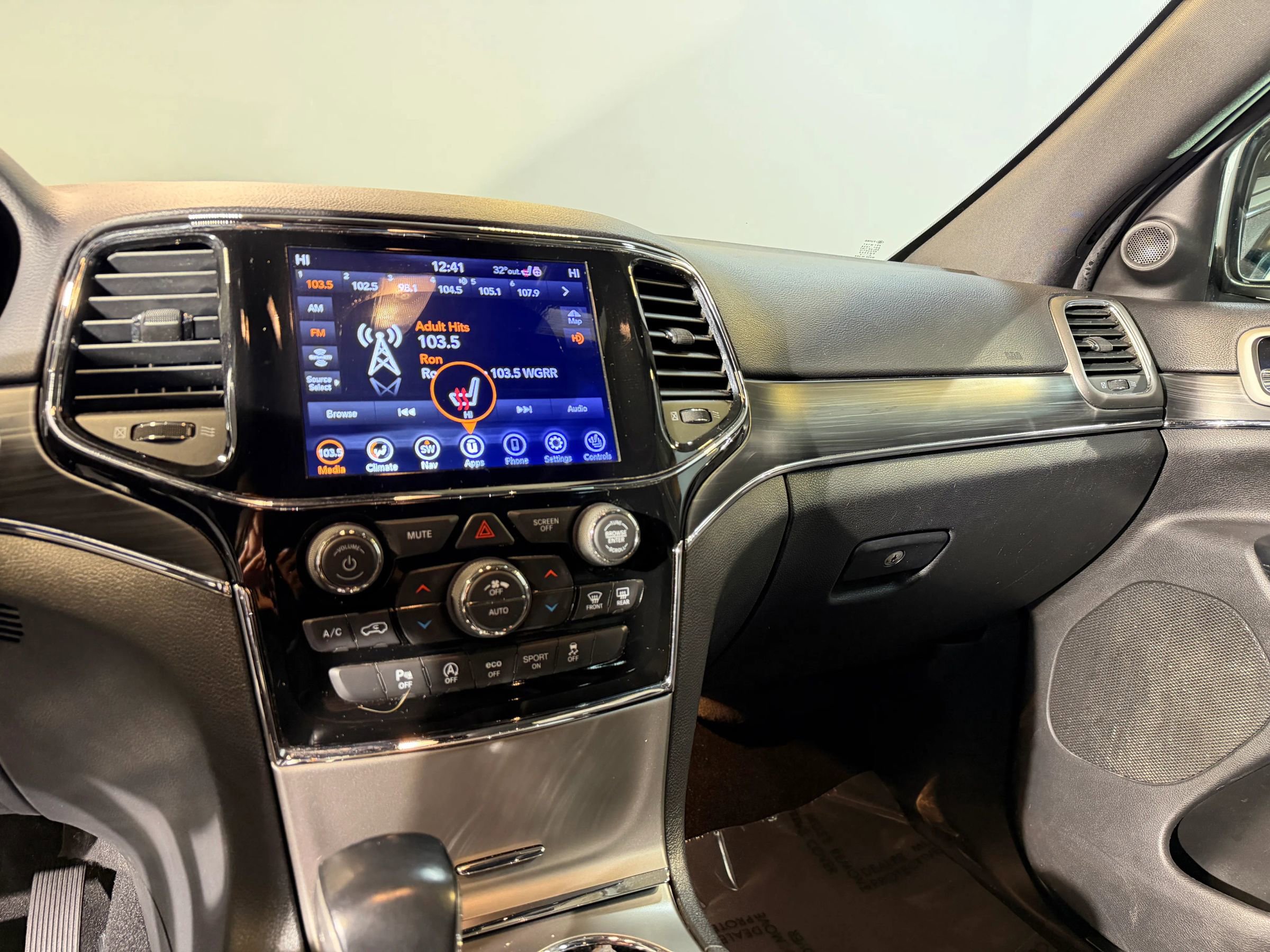 Used 2020 Jeep Grand Cherokee Limited w/ Luxury Group II image 16