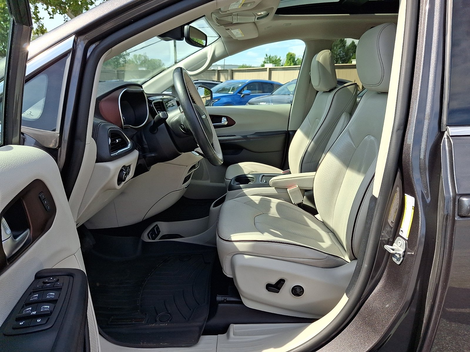 Used 2019 Chrysler Pacifica Limited w/ Advanced Safetytec Group FWD image 18