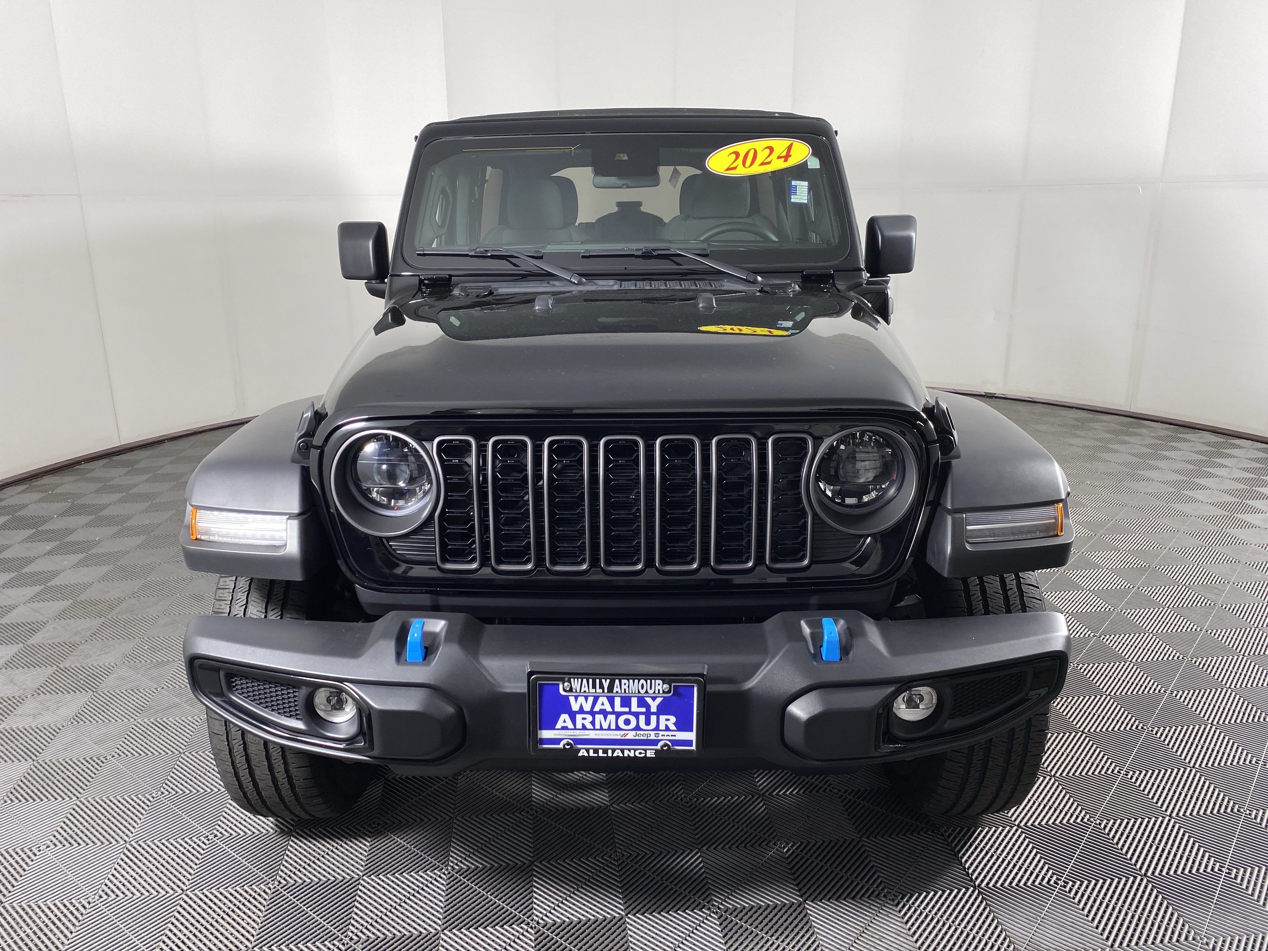 Used 2024 Jeep Wrangler Unlimited w/ Convenience Group AWD/4WD image 12