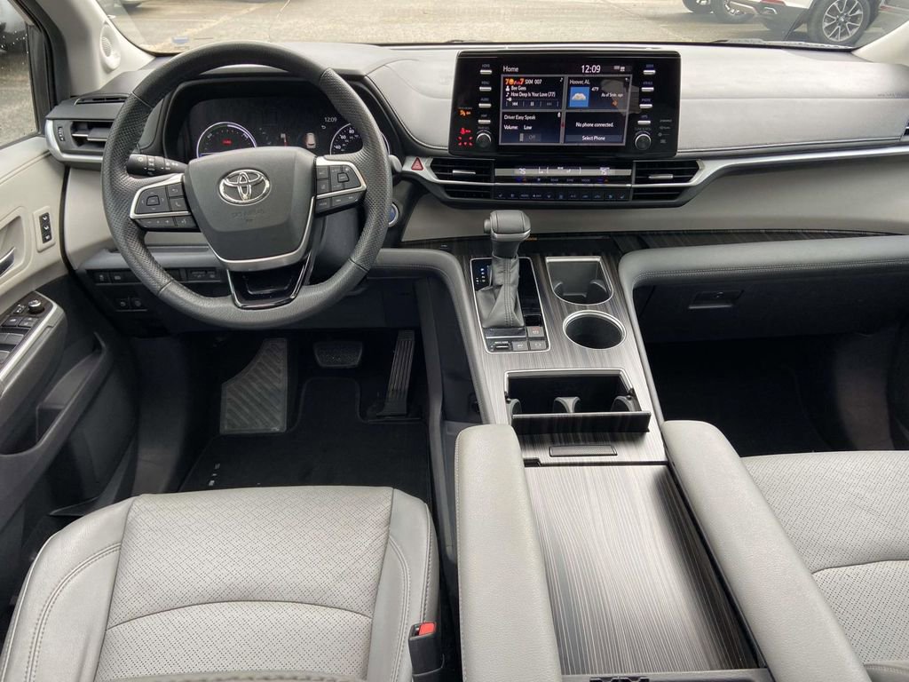 Used 2022 Toyota Sienna Limited image 11