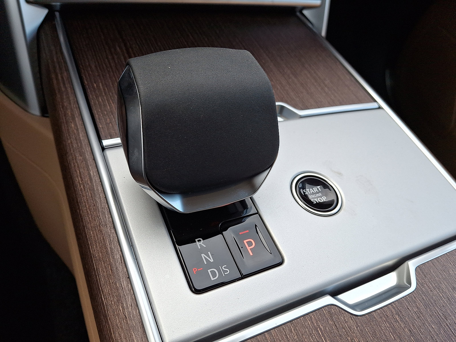 New 2025 Land Rover Range Rover Long Wheelbase SE image 10