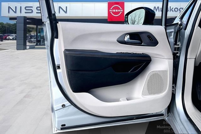 Used 2024 Chrysler Pacifica Touring-L image 17