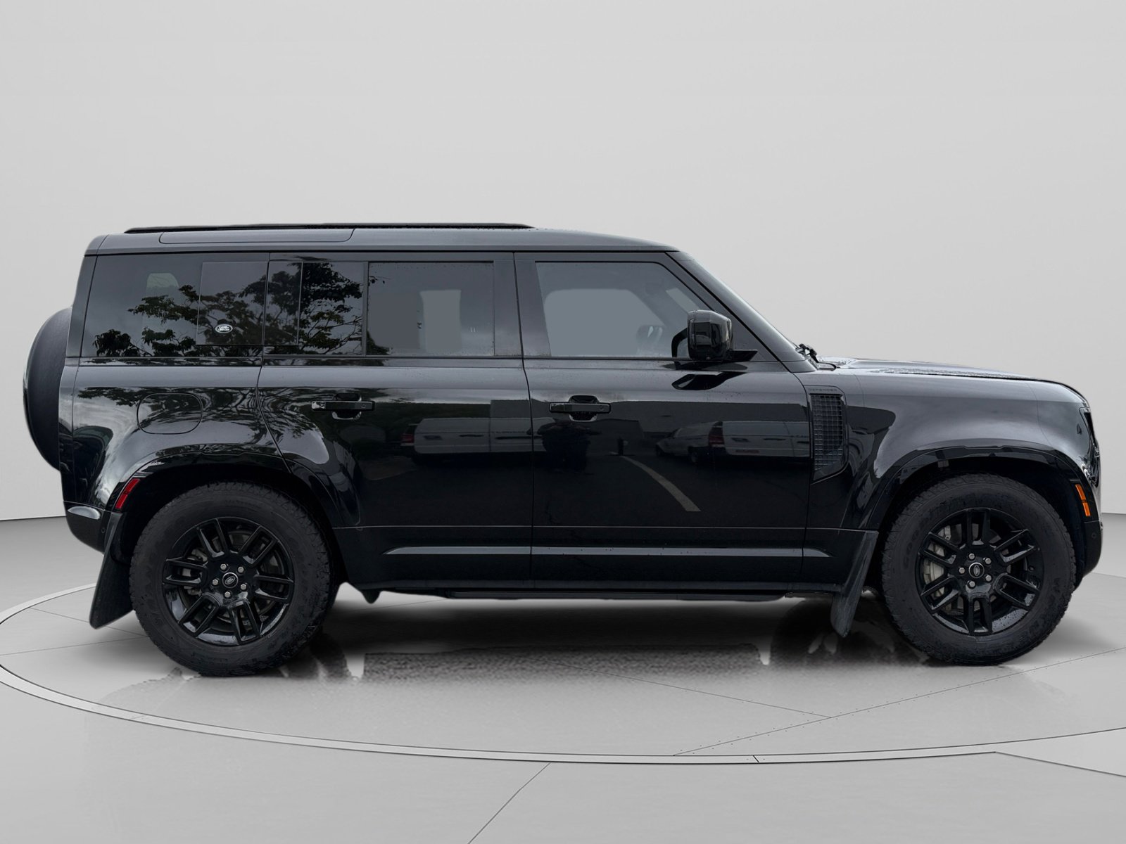 Used 2024 Land Rover Defender 110 X-Dynamic SE AWD/4WD image 6
