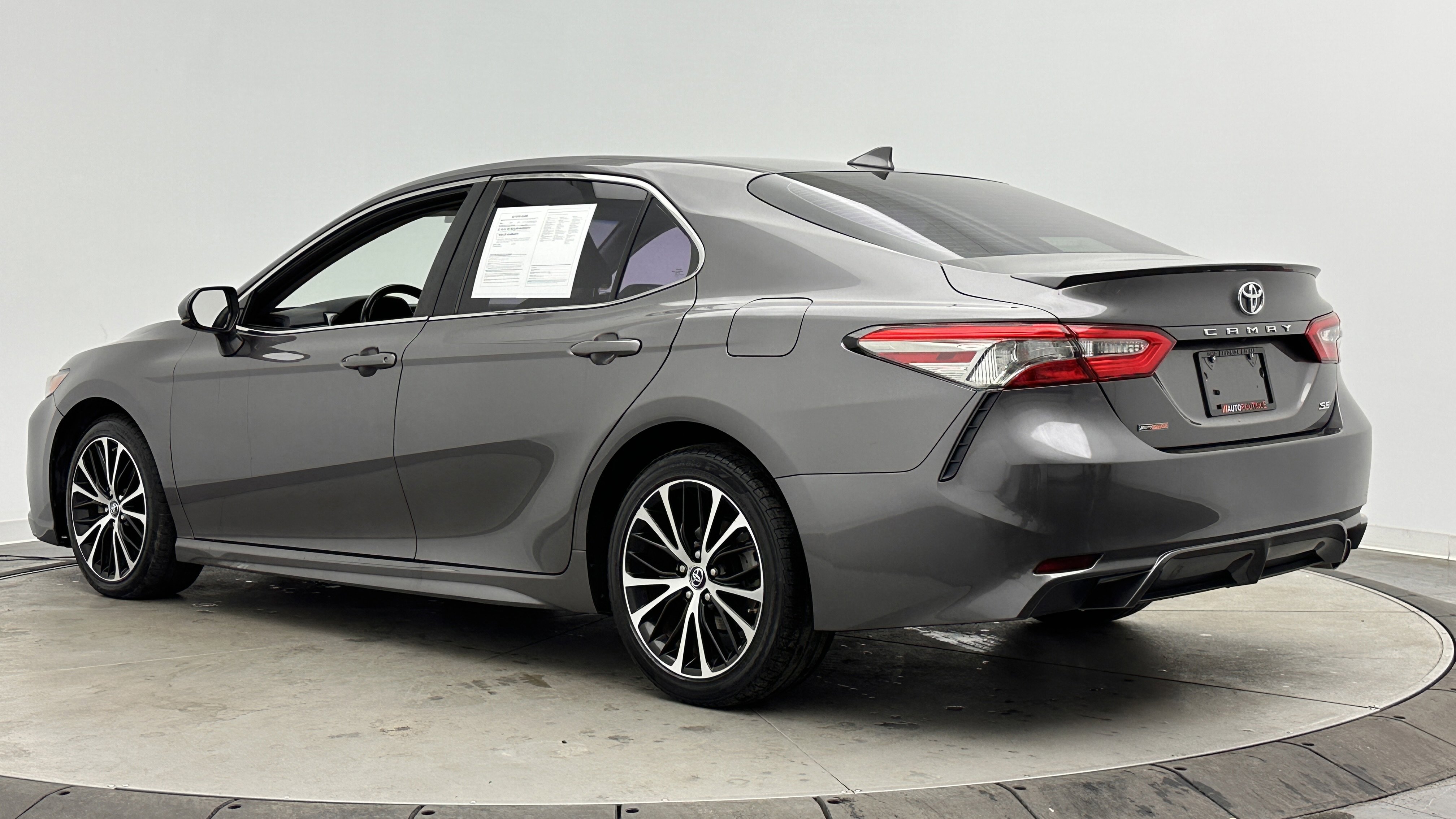 Used 2019 Toyota Camry SE FWD image 5