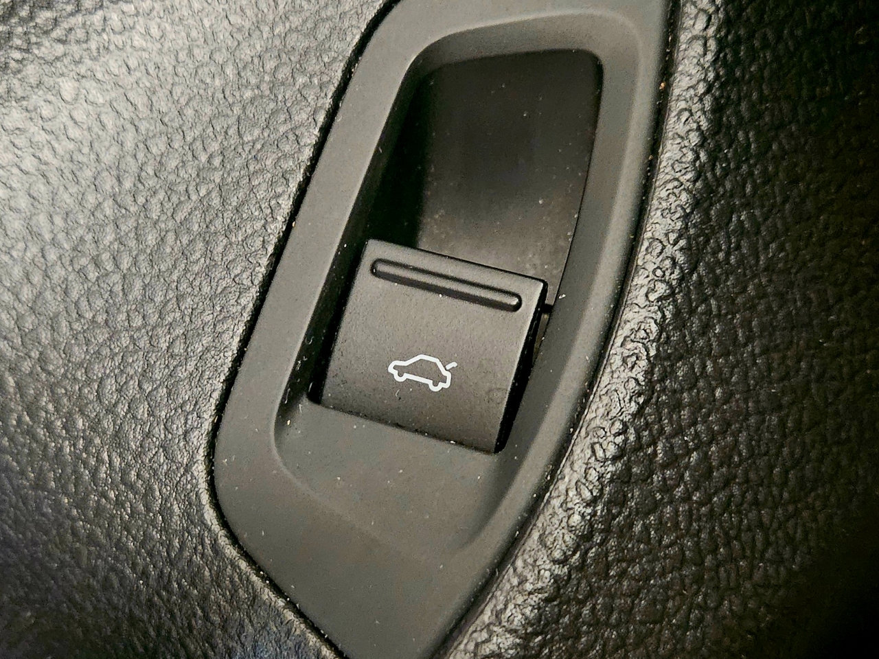 Used 2018 Volkswagen Passat 2.0T SE image 32