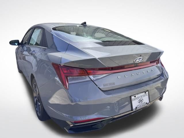 Used 2022 Hyundai Elantra SEL w/ Convenience + Premium Package FWD image 3