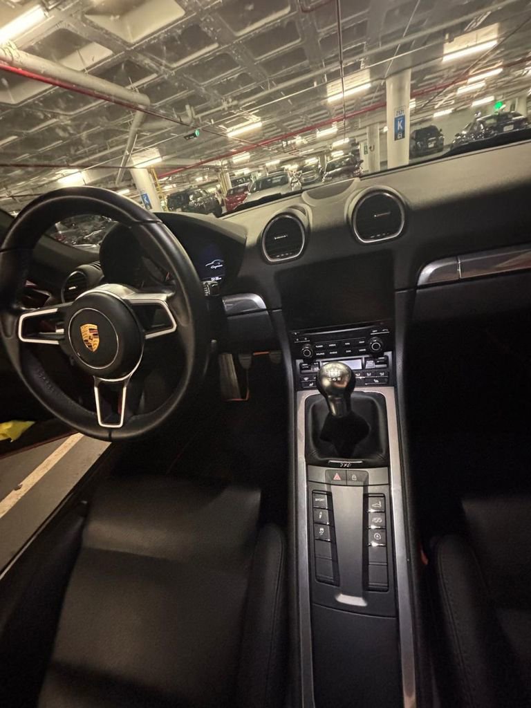 Used 2022 Porsche 718 Cayman RWD image 5