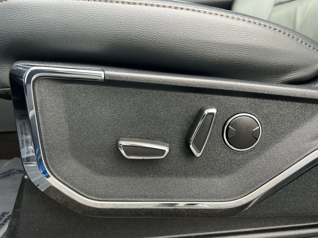 Used 2022 Ford F150 Lightning Lariat image 14