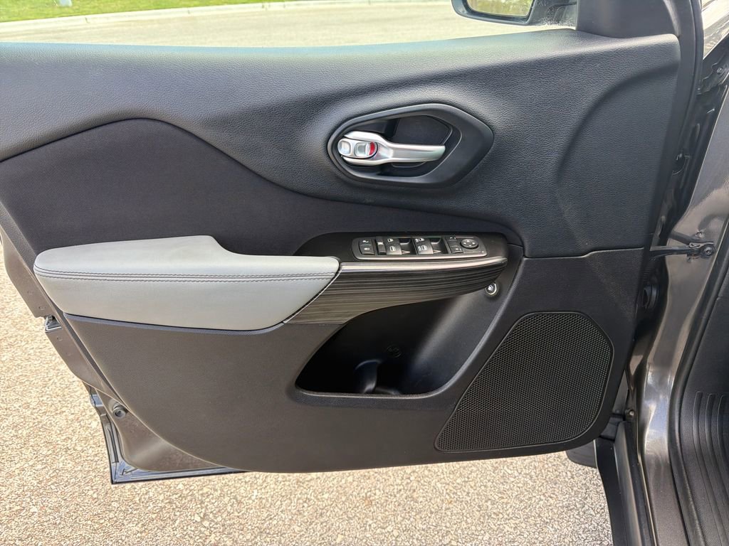 Used 2014 Jeep Cherokee Latitude w/ Cold Weather Group FWD image 11