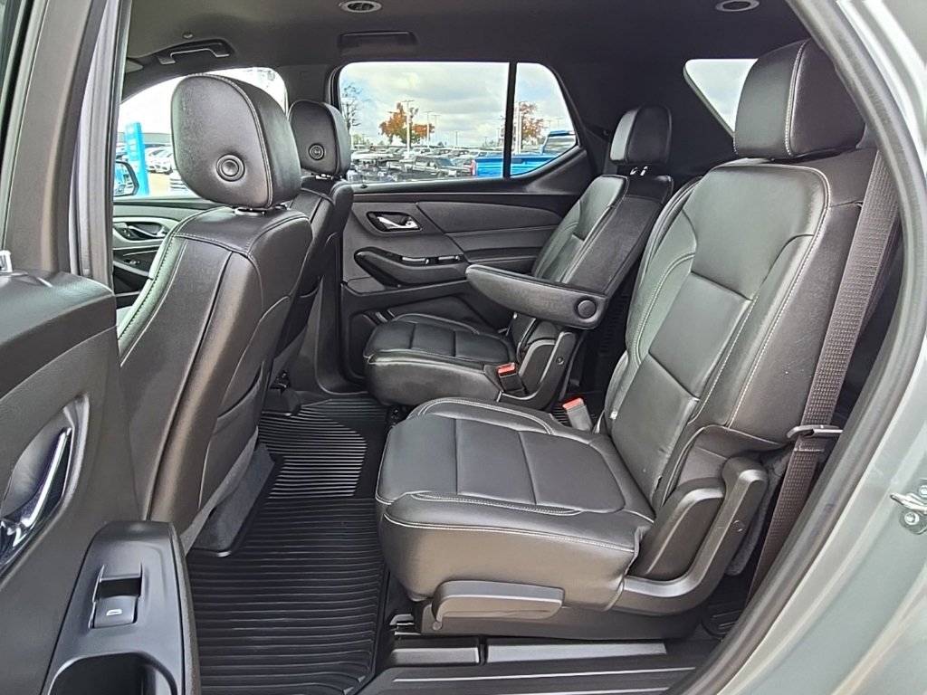Used 2023 Chevrolet Traverse LT w/ Rear Camera Mirror Package image 19