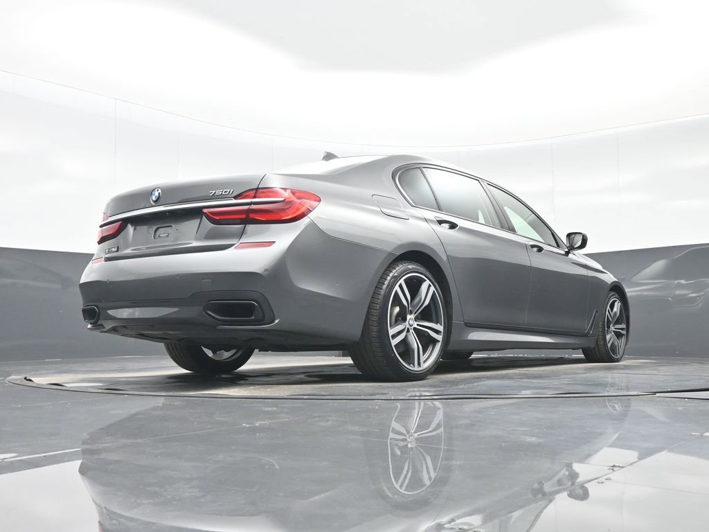 Used 2019 BMW 750i w/ Luxury Rear Seating Package RWD image 30