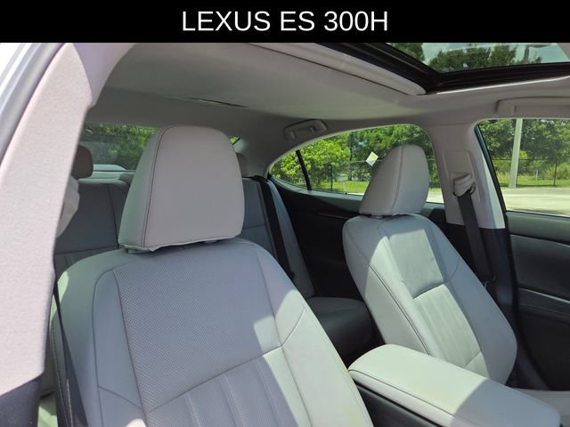 Used 2017 Lexus ES 300h w/ Luxury Package FWD image 11