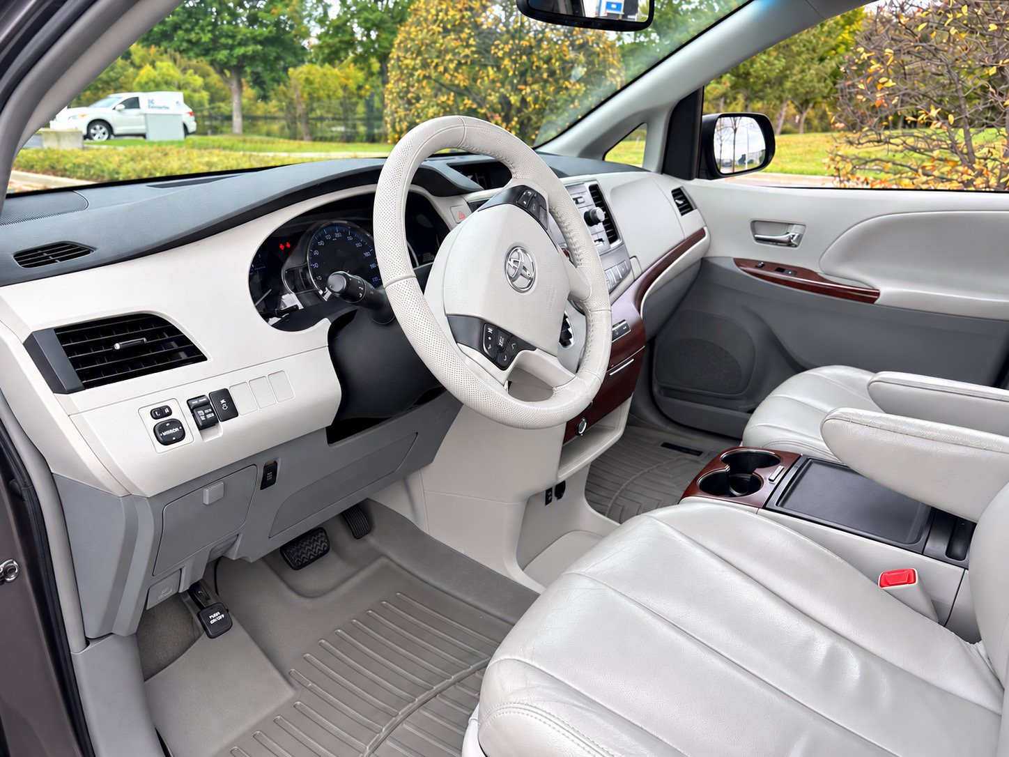 Used 2013 Toyota Sienna XLE FWD image 6