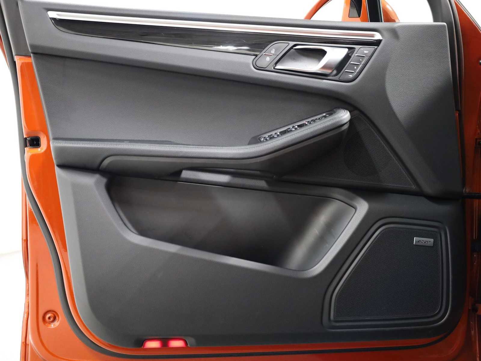 Certified 2022 Porsche Macan AWD/4WD image 16