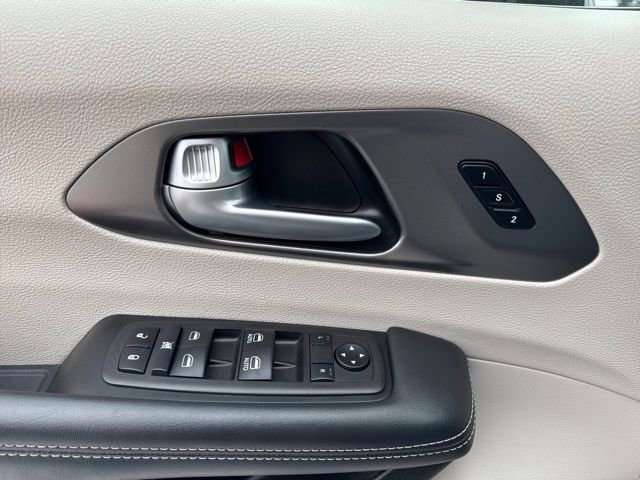 Used 2024 Chrysler Pacifica Touring-L image 9