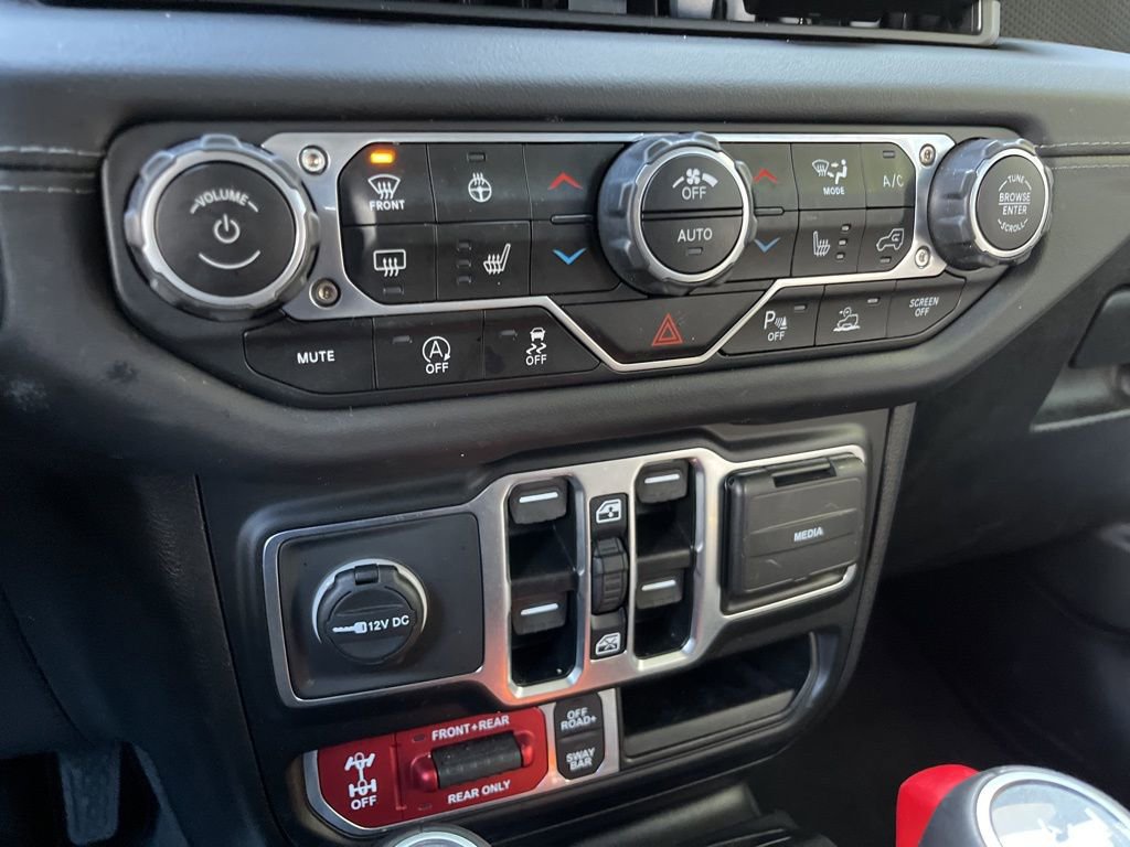 Used 2025 Jeep Wrangler Unlimited Rubicon AWD/4WD image 3
