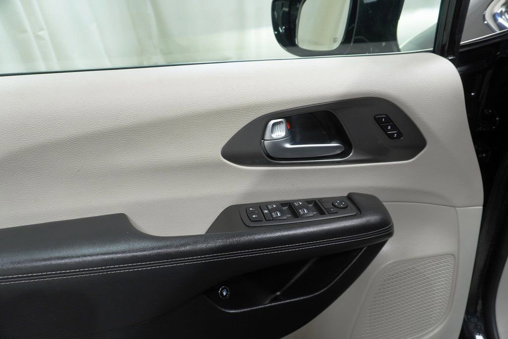 Used 2022 Chrysler Pacifica Touring-L w/ Uconnect Theater Family Group image 25