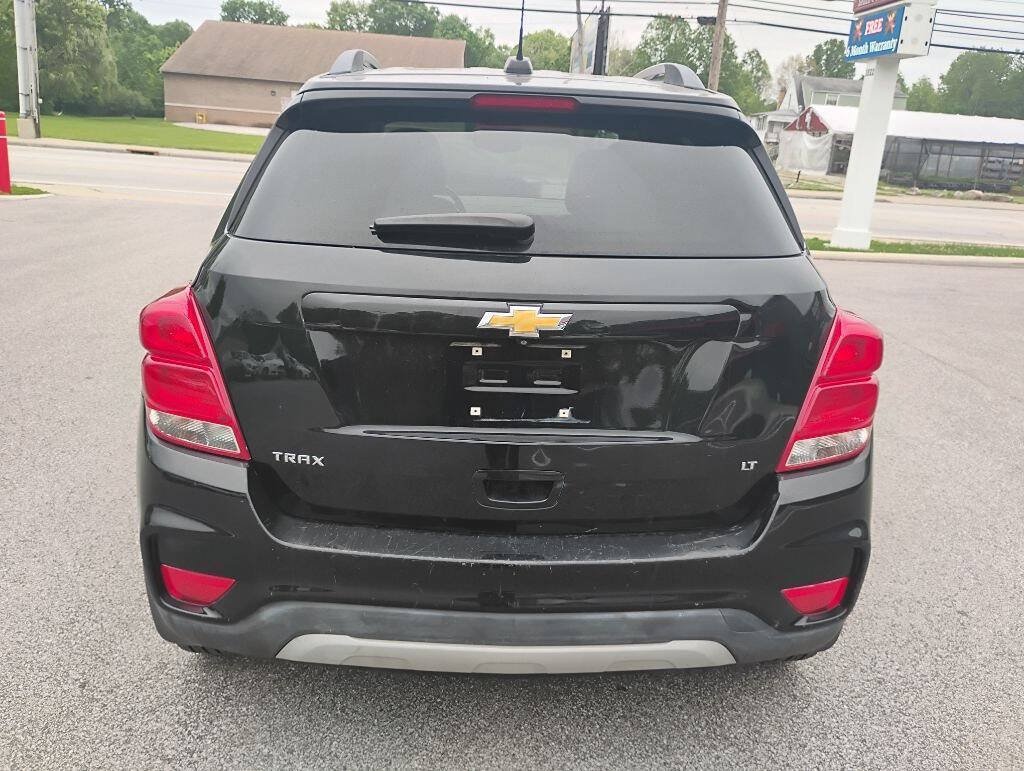 Used 2017 Chevrolet Trax LT w/ LT Convenience Package FWD image 9