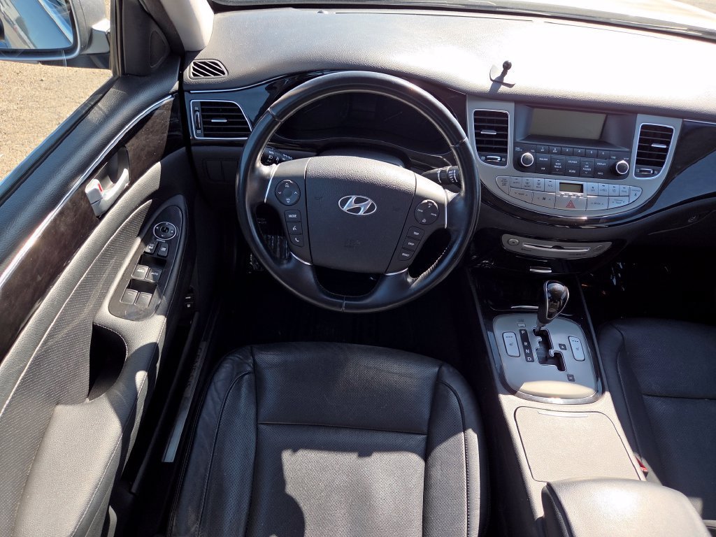 Used 2013 Hyundai Genesis 3.8 RWD image 4