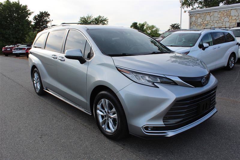 Used 2022 Toyota Sienna Limited FWD image 9