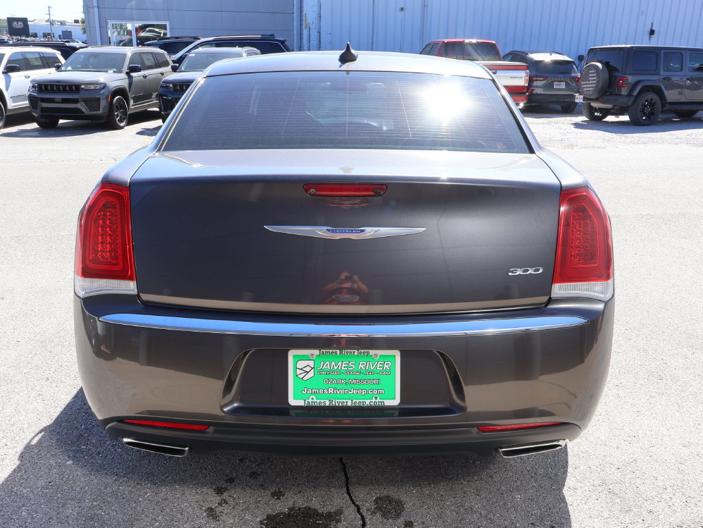 Used 2019 Chrysler 300 Touring w/ Driver Convenience Group RWD image 4