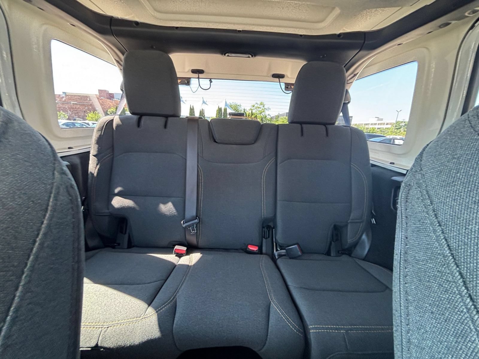 Used 2025 Jeep Wrangler Unlimited Sahara AWD/4WD image 31