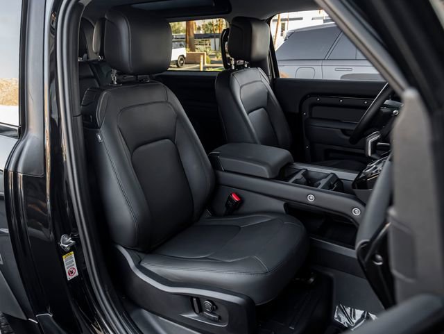 Used 2025 Land Rover Defender 90 X-Dynamic SE image 33