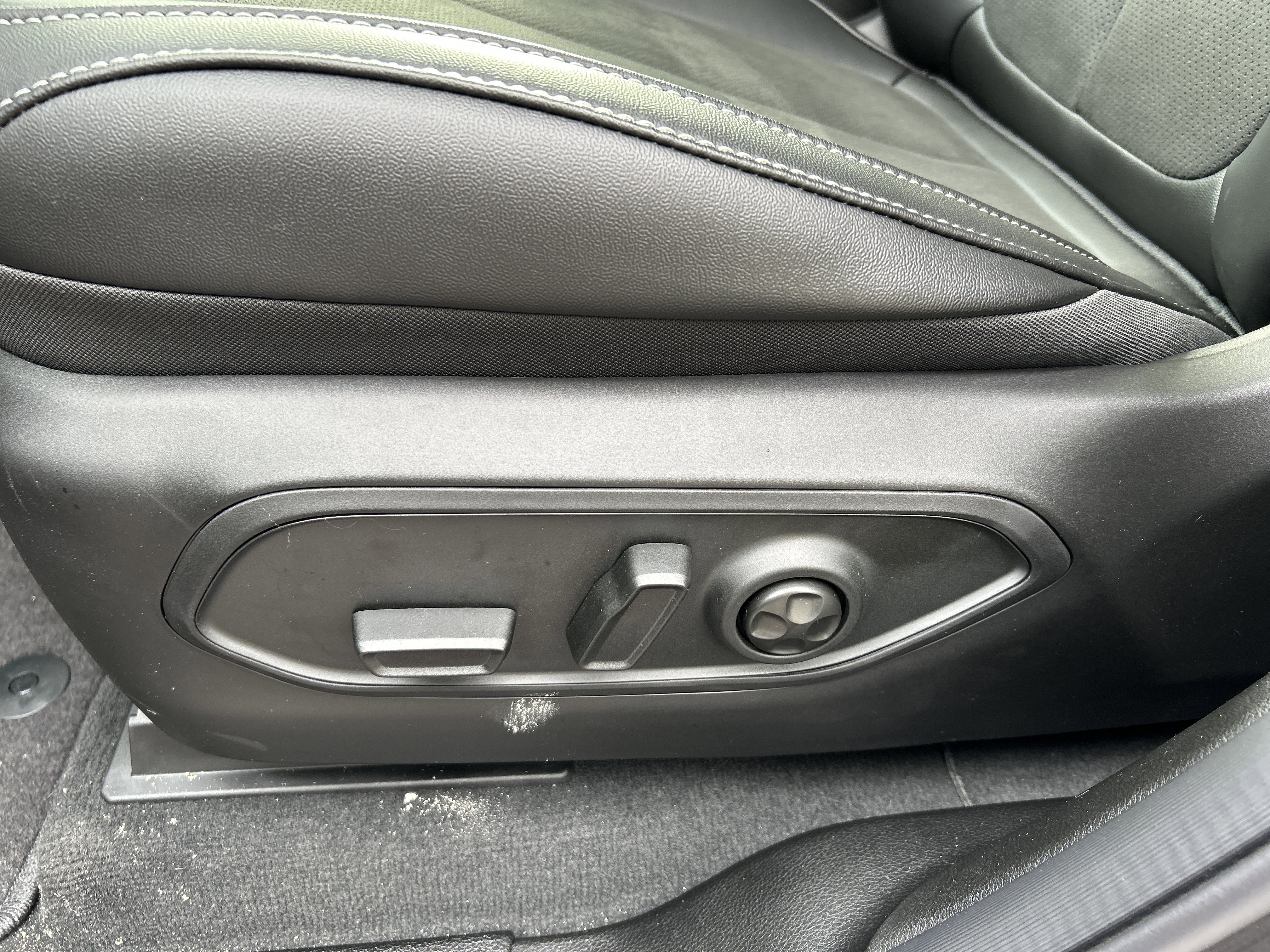 New 2025 Jeep Grand Cherokee Altitude image 17