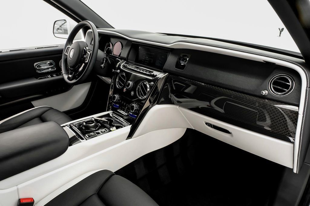 Used 2022 Rolls-Royce Cullinan Black Badge image 9