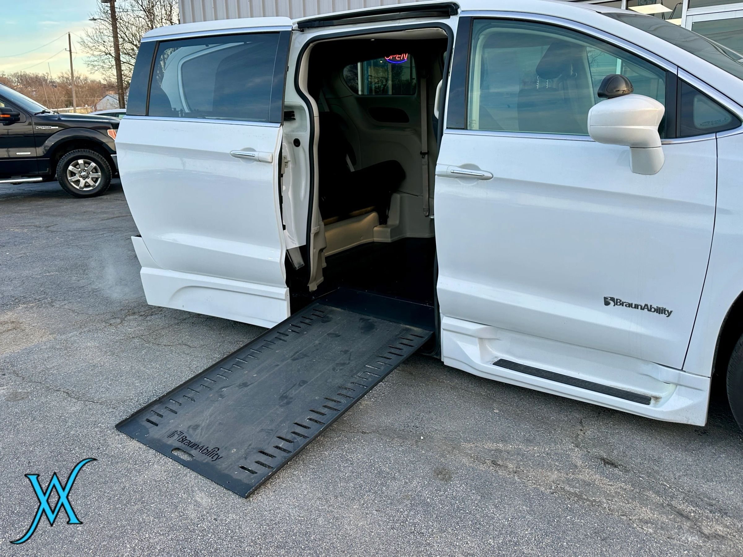 Used 2018 Chrysler Pacifica Touring Plus FWD image 29