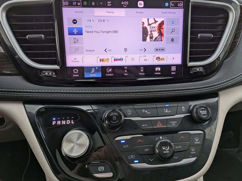 Used 2023 Chrysler Pacifica Limited image 18