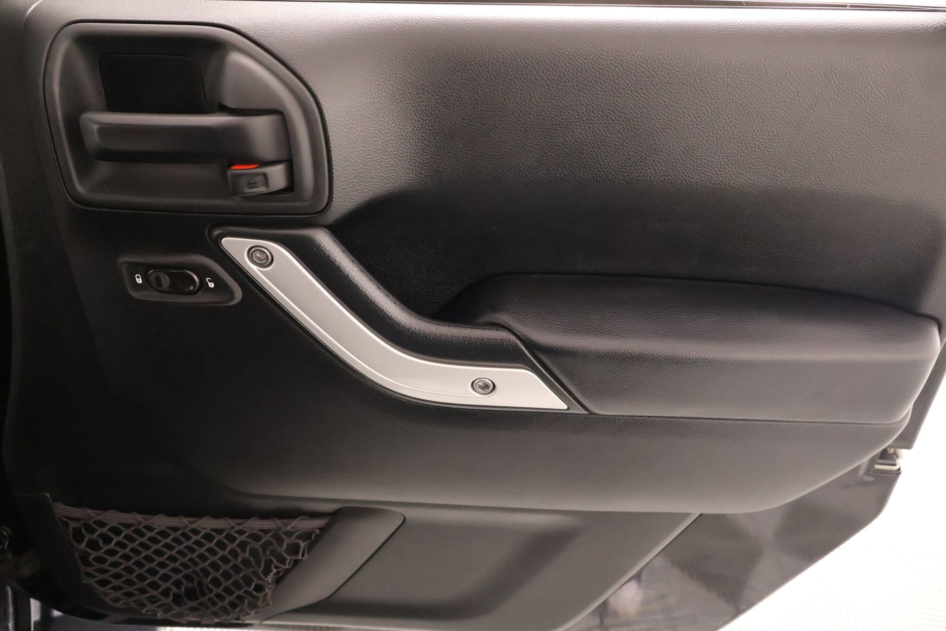 Used 2017 Jeep Wrangler Sahara w/ Connectivity Group AWD/4WD image 13