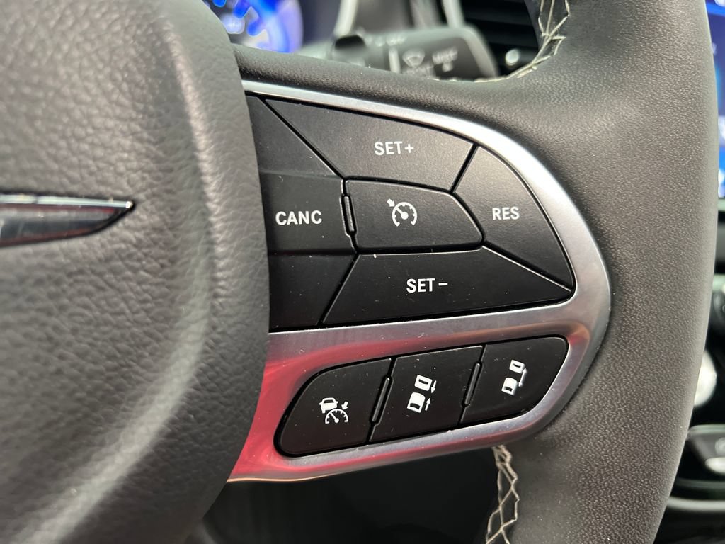 Used 2025 Chrysler Pacifica Select FWD image 61