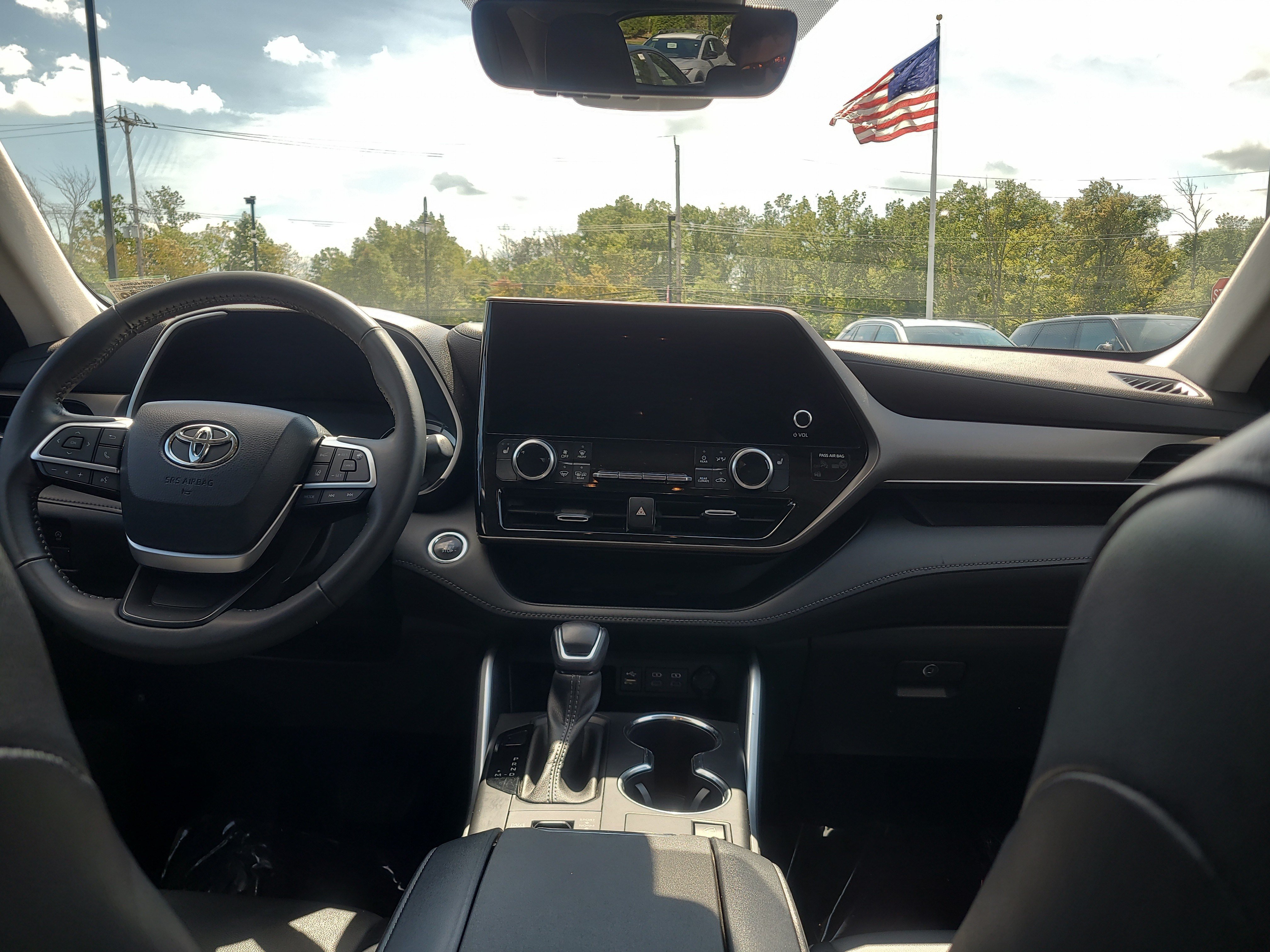 Used 2023 Toyota Highlander XLE AWD/4WD image 18