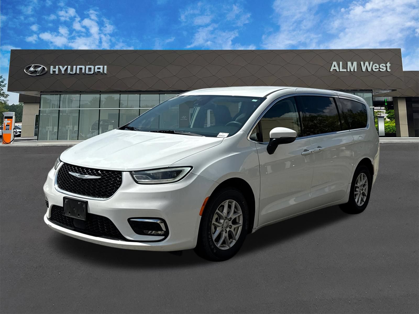 Used 2023 Chrysler Pacifica Touring-L FWD image 1