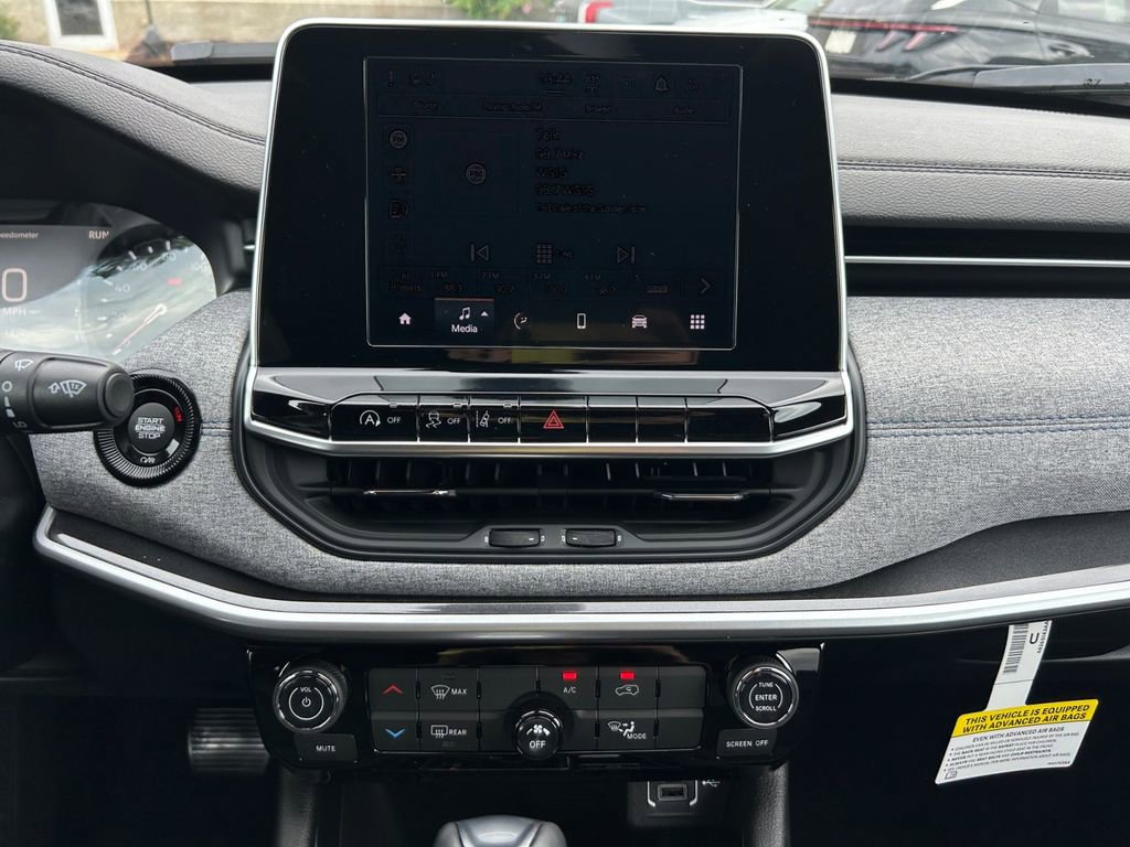 New 2025 Jeep Compass Latitude image 6