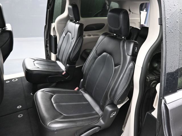 Used 2023 Chrysler Pacifica Touring-L image 13