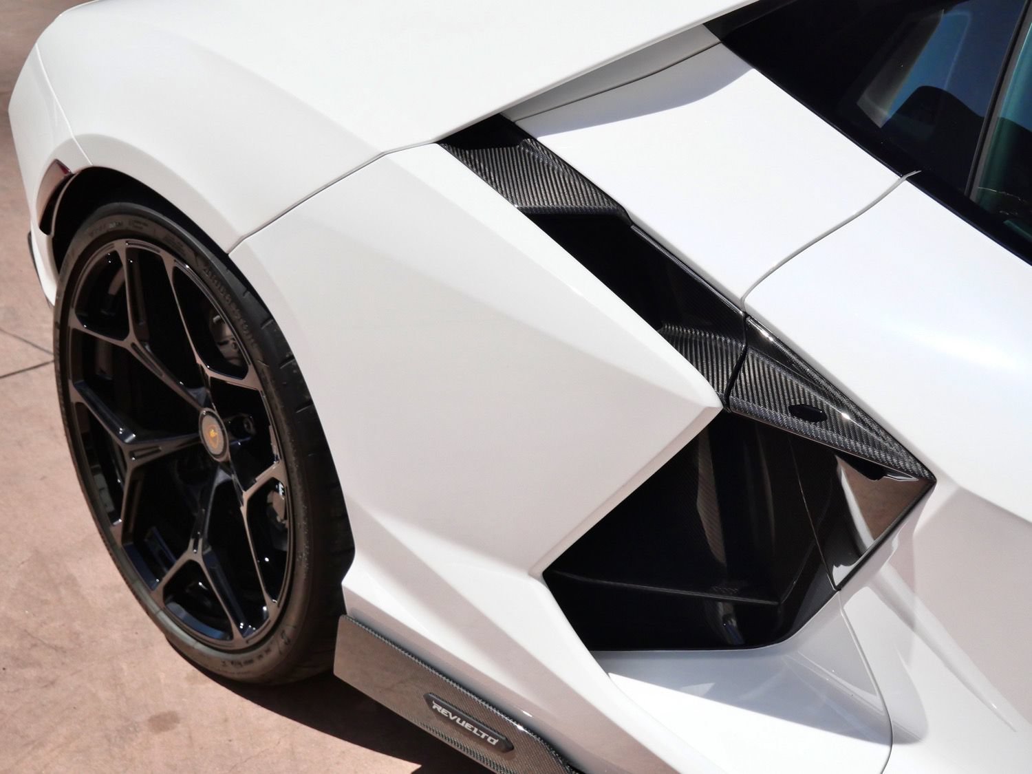Used 2024 Lamborghini Revuelto AWD/4WD image 13