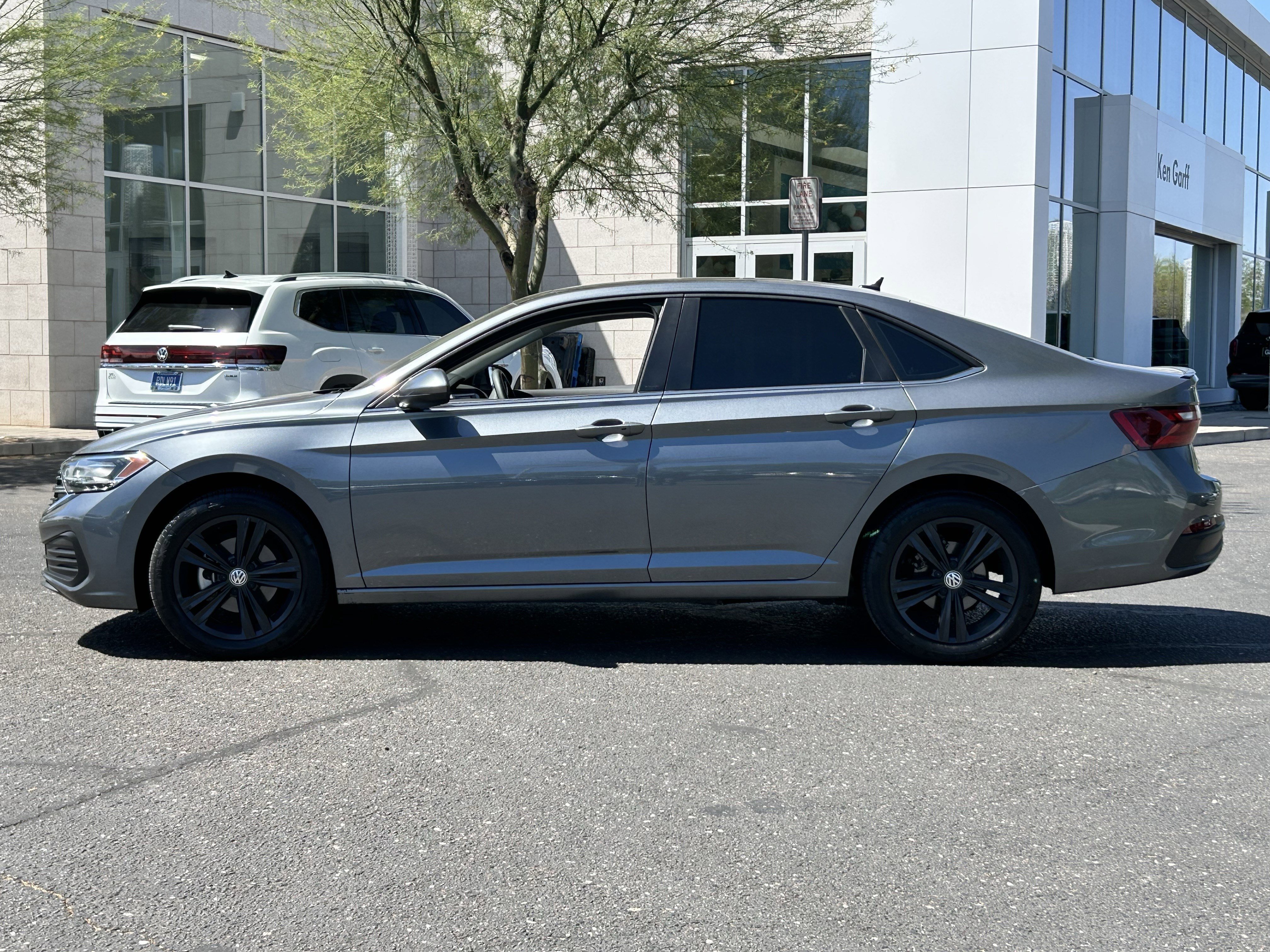 Used 2024 Volkswagen Jetta SE FWD image 2