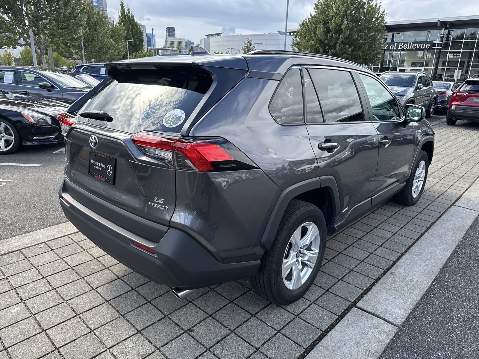Used 2021 Toyota RAV4 LE AWD/4WD image 5