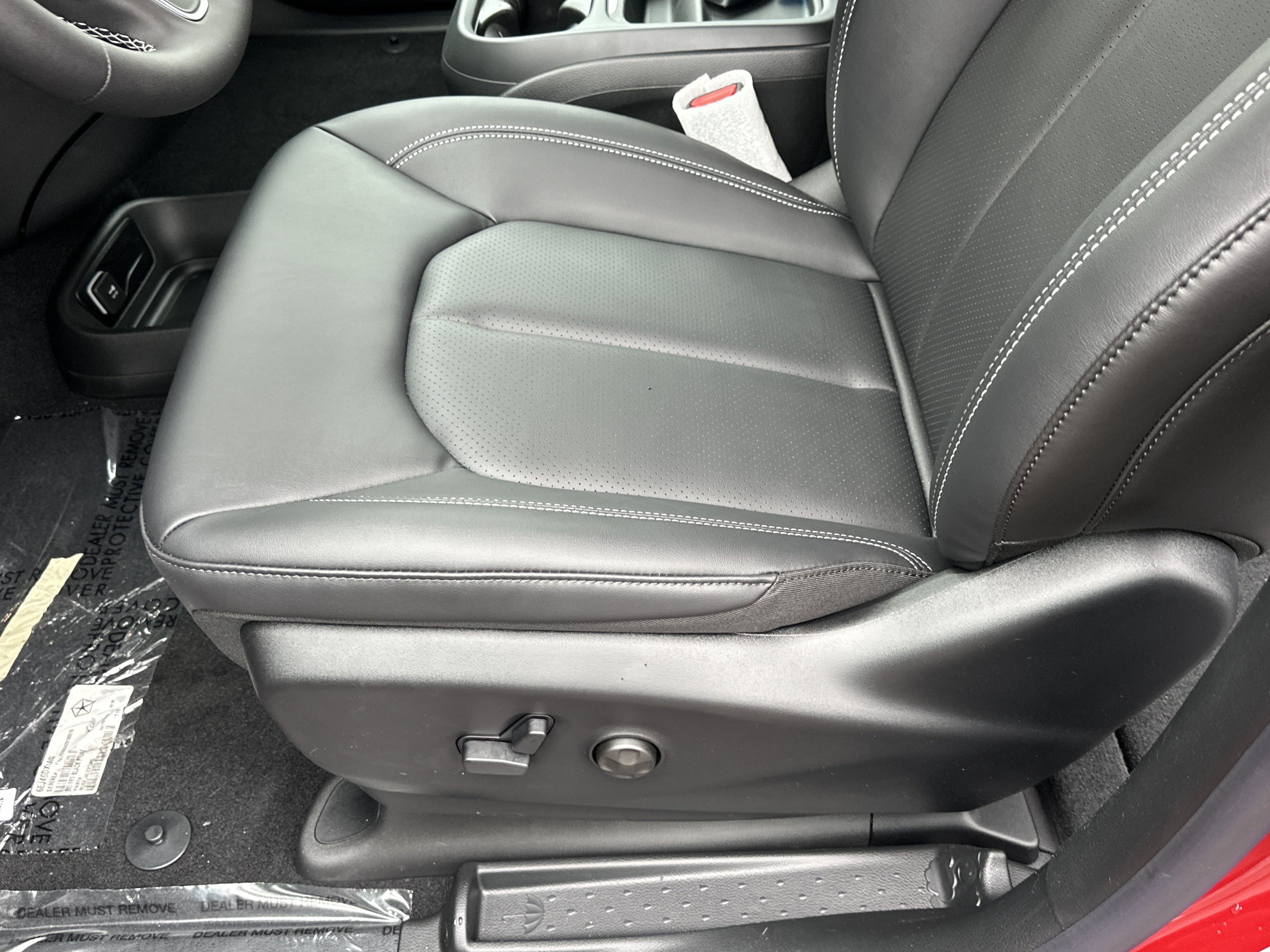 New 2027 Chrysler Pacifica Select w/ Family Tech Group FWD image 26