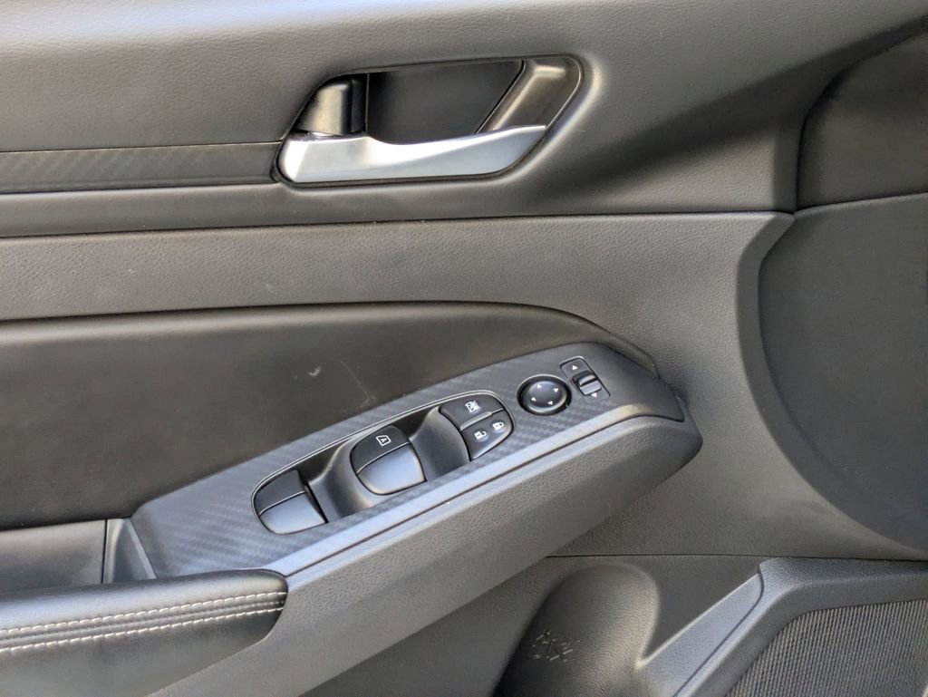 Used 2025 Nissan Altima 2.5 SV FWD image 13
