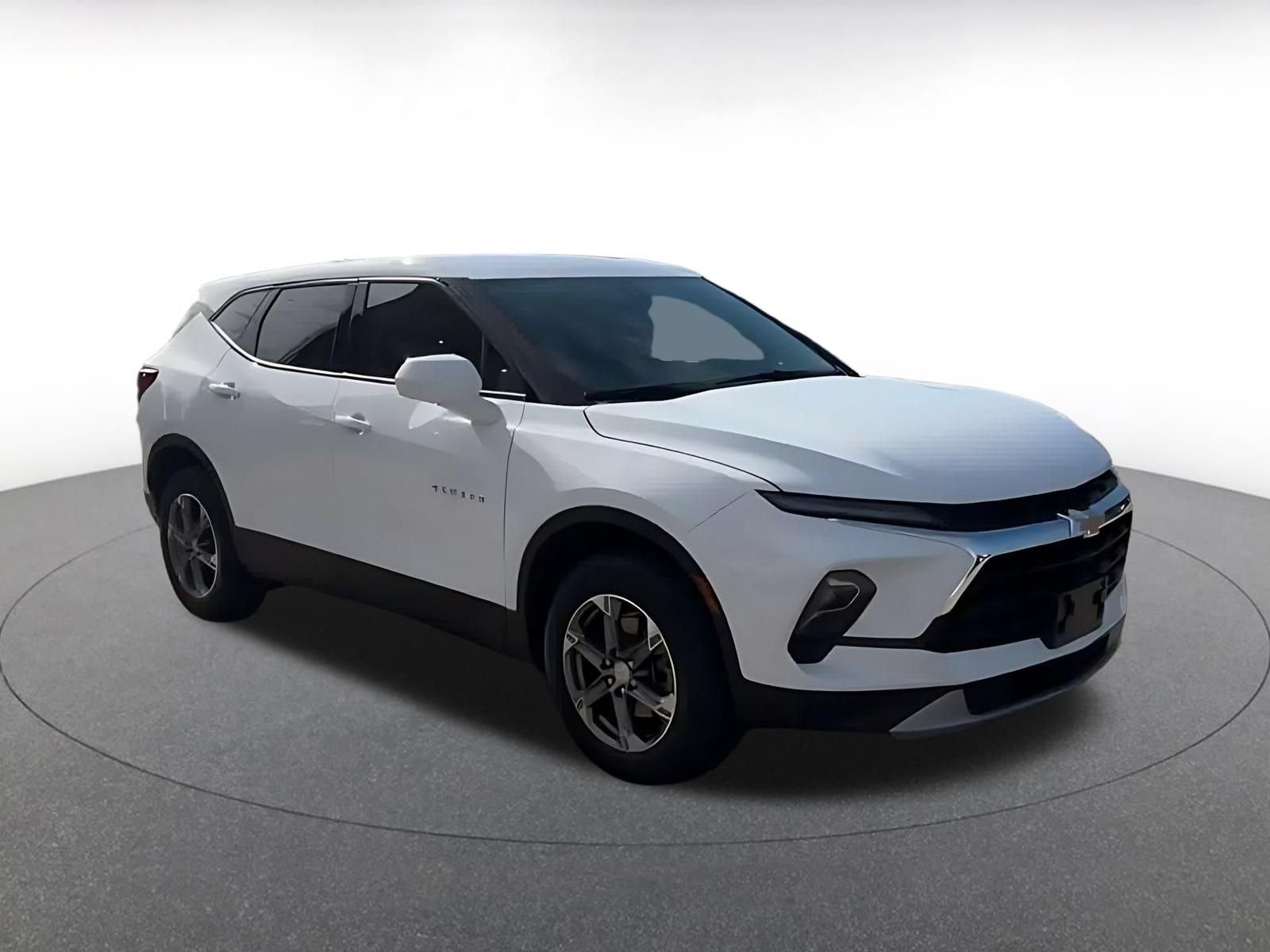 Used 2026 Chevrolet Blazer LT FWD image 2
