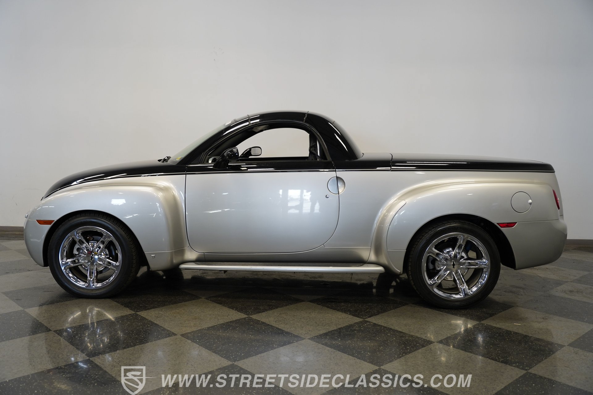 Used 2006 Chevrolet SSR w/ Preferred Equipment Group RWD image 2